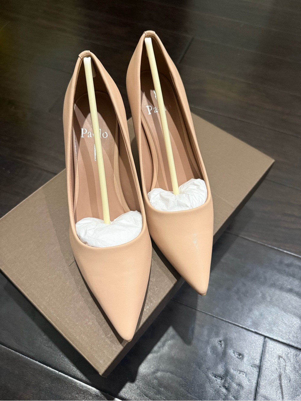 Línea Paolo Nude Pointed-Toe Leather Pumps